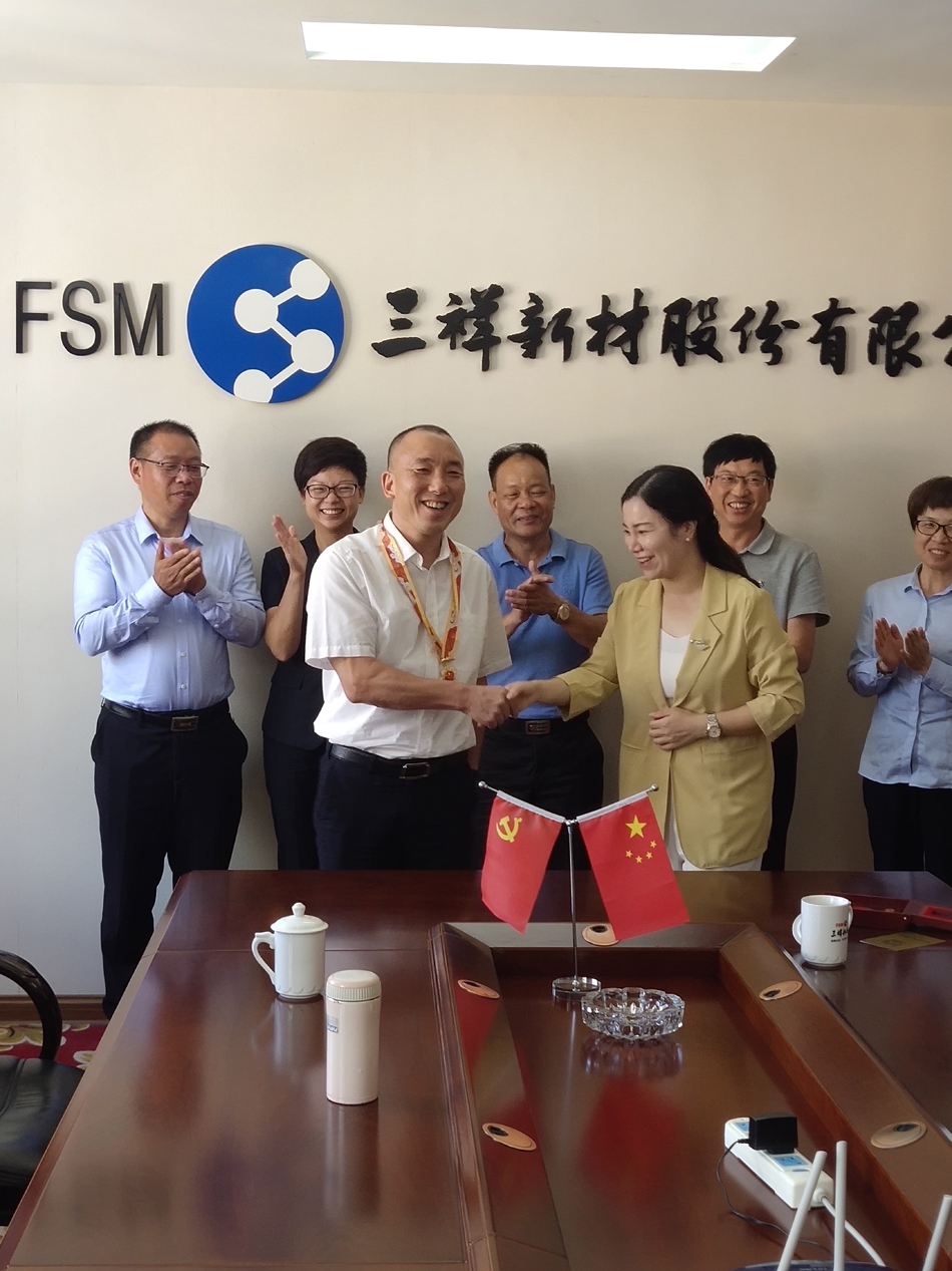 县委常委钟琼代表县委县政府为夏鹏颁奖-75414198-6e28-4d89-bd92-ab4da1ed0c94.jpg 县委常委钟琼代表县委县政府为夏鹏颁奖-75414198-6e28-4d89-bd92-ab4da1ed0c94.jpg